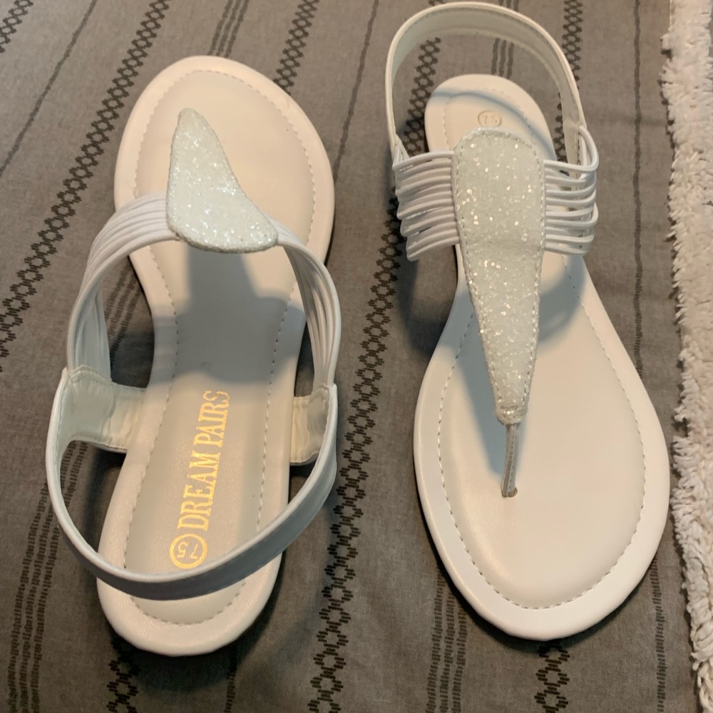 DREAM PAIRS WHITE BRAND NEW SANDAL